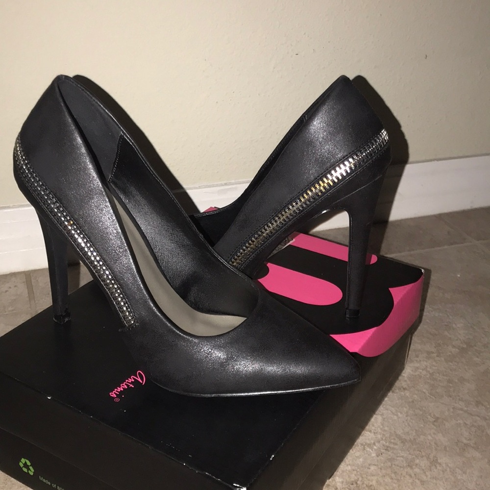 Black pumps